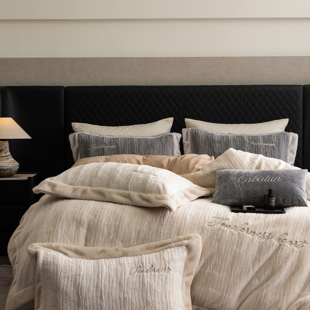 91家纺网 家纺一手货源 找家纺 （总）卡巴伦家纺 2025新款A版360克兔毛B版240克牛奶绒拼边580克欧貂四件套-帕奇