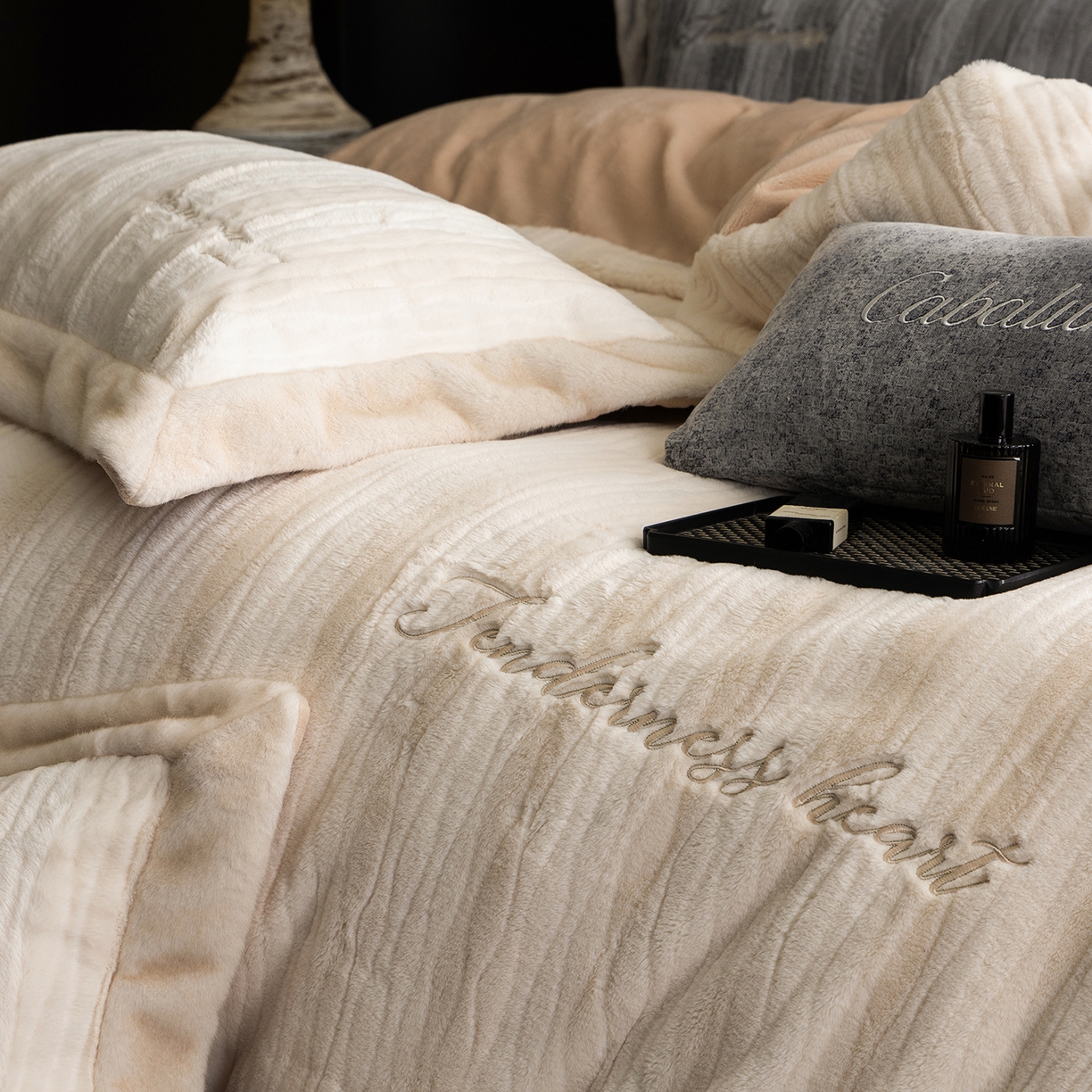 91家纺网 家纺一手货源 找家纺 （总）卡巴伦家纺 2025新款A版360克兔毛B版240克牛奶绒拼边580克欧貂四件套-帕奇