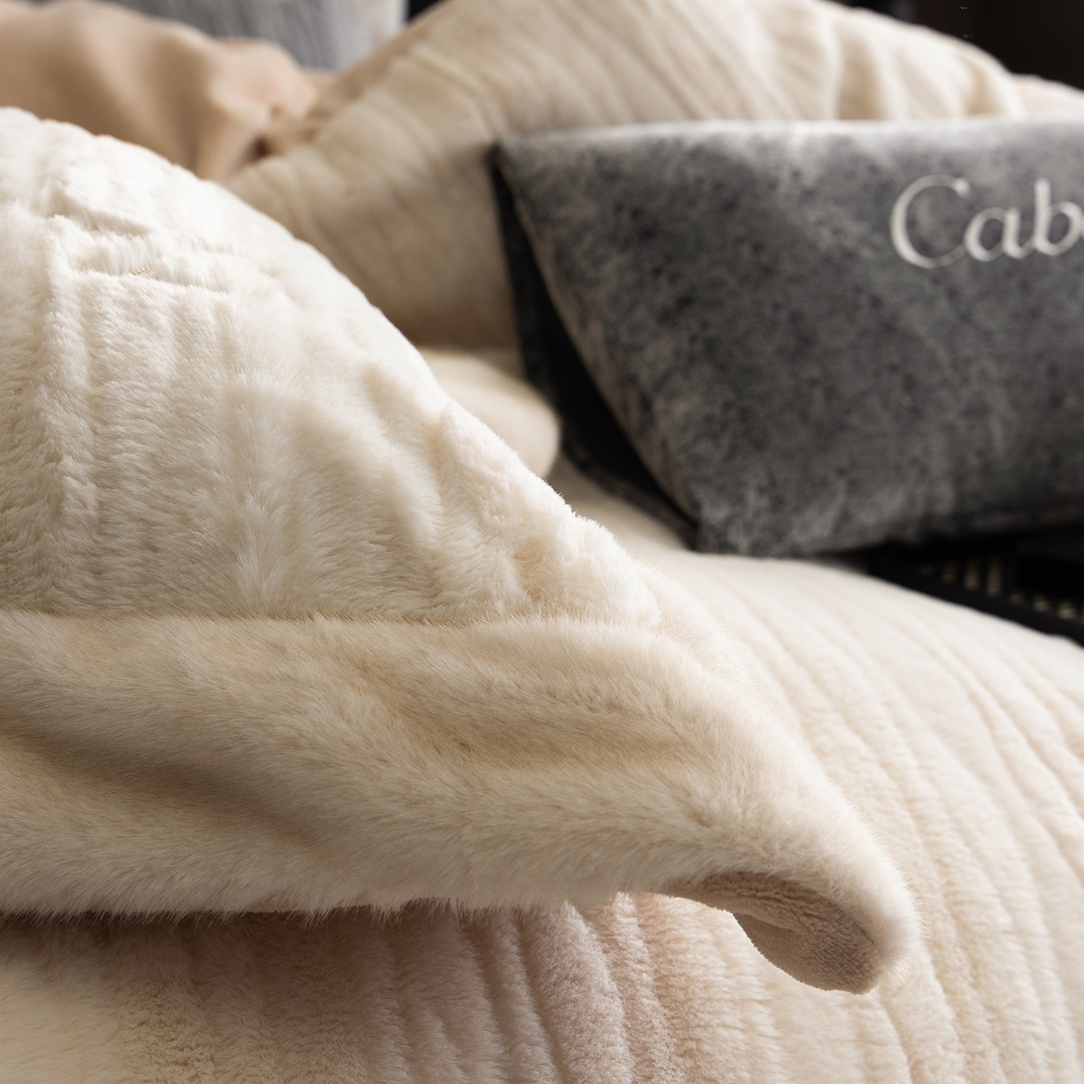 91家纺网 家纺一手货源 找家纺 （总）卡巴伦家纺 2025新款A版360克兔毛B版240克牛奶绒拼边580克欧貂四件套-帕奇