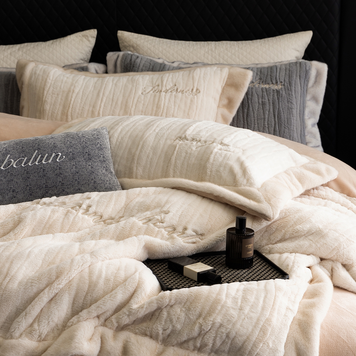 91家纺网 家纺一手货源 找家纺 （总）卡巴伦家纺 2025新款A版360克兔毛B版240克牛奶绒拼边580克欧貂四件套-帕奇