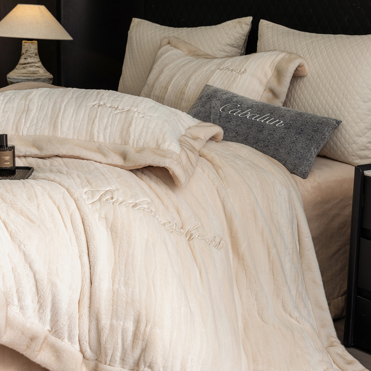 91家纺网 家纺一手货源 找家纺 （总）卡巴伦家纺 2025新款A版360克兔毛B版240克牛奶绒拼边580克欧貂四件套-帕奇