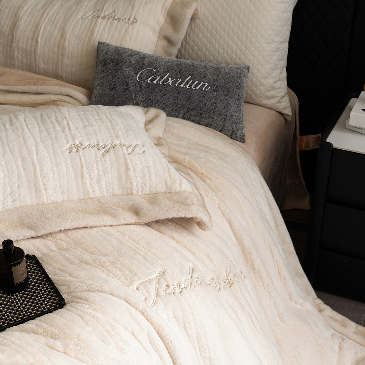 91家纺网 家纺一手货源 找家纺 （总）卡巴伦家纺 2025新款A版360克兔毛B版240克牛奶绒拼边580克欧貂四件套-帕奇