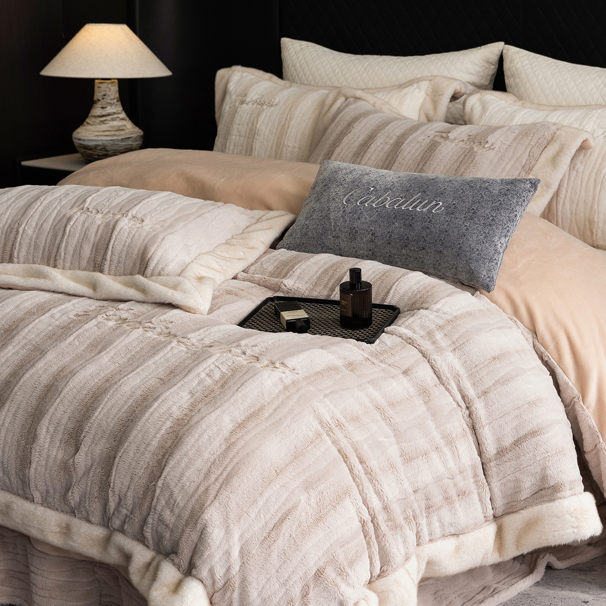 91家纺网 家纺一手货源 找家纺 （总）卡巴伦家纺 2025新款A版360克兔毛B版240克牛奶绒拼边580克欧貂四件套-帕奇