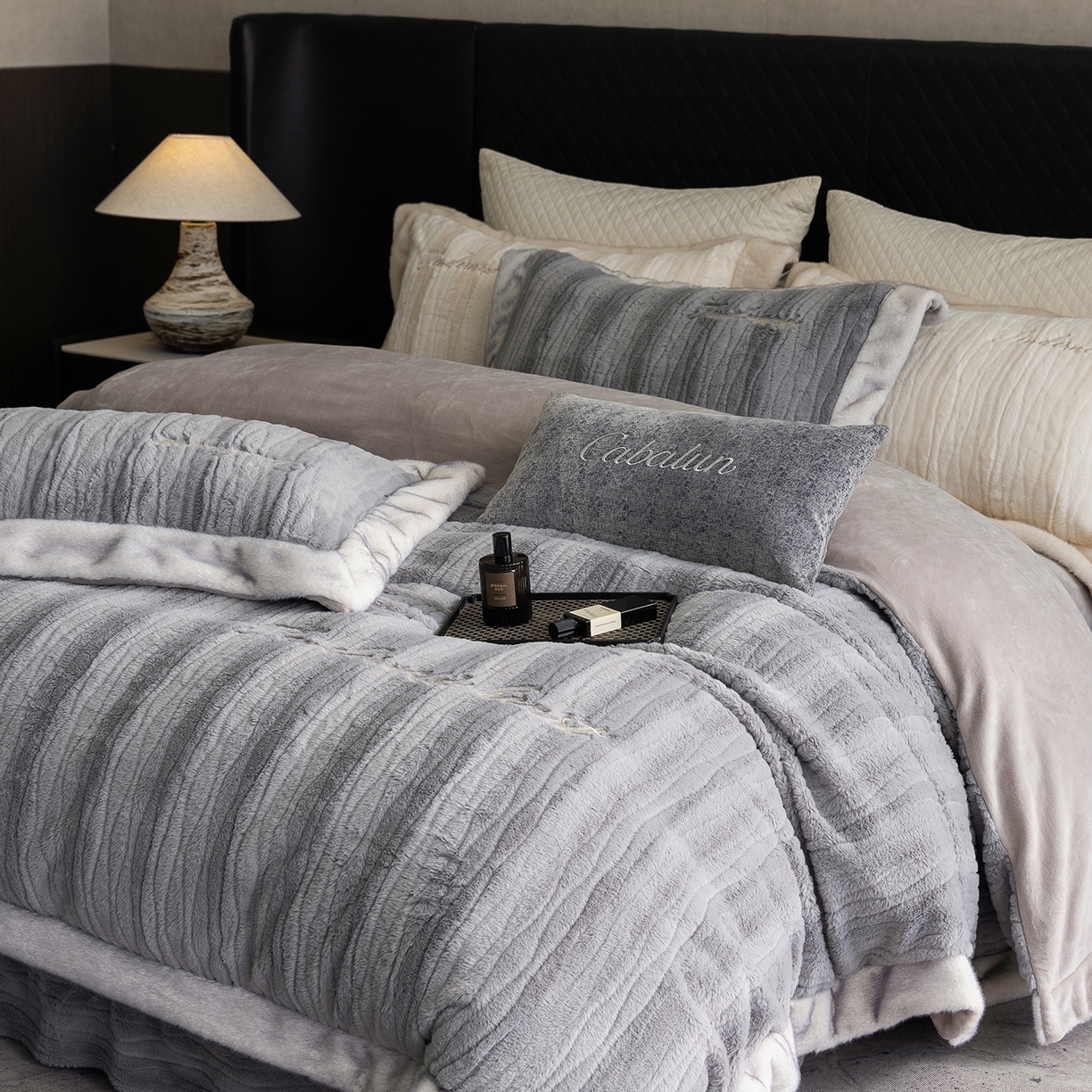 91家纺网 家纺一手货源 找家纺 （总）卡巴伦家纺 2025新款A版360克兔毛B版240克牛奶绒拼边580克欧貂四件套-帕奇