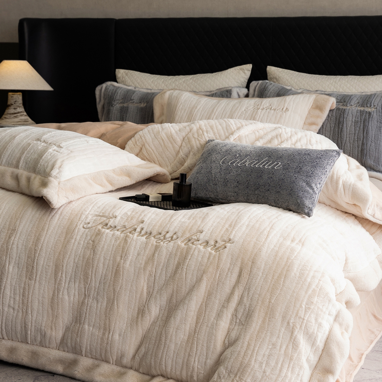 91家纺网 家纺一手货源 找家纺 卡巴伦家纺 2025新款A版360克兔毛B版240克牛奶绒拼边580克欧貂四件套-帕奇 帕奇 暖驼色