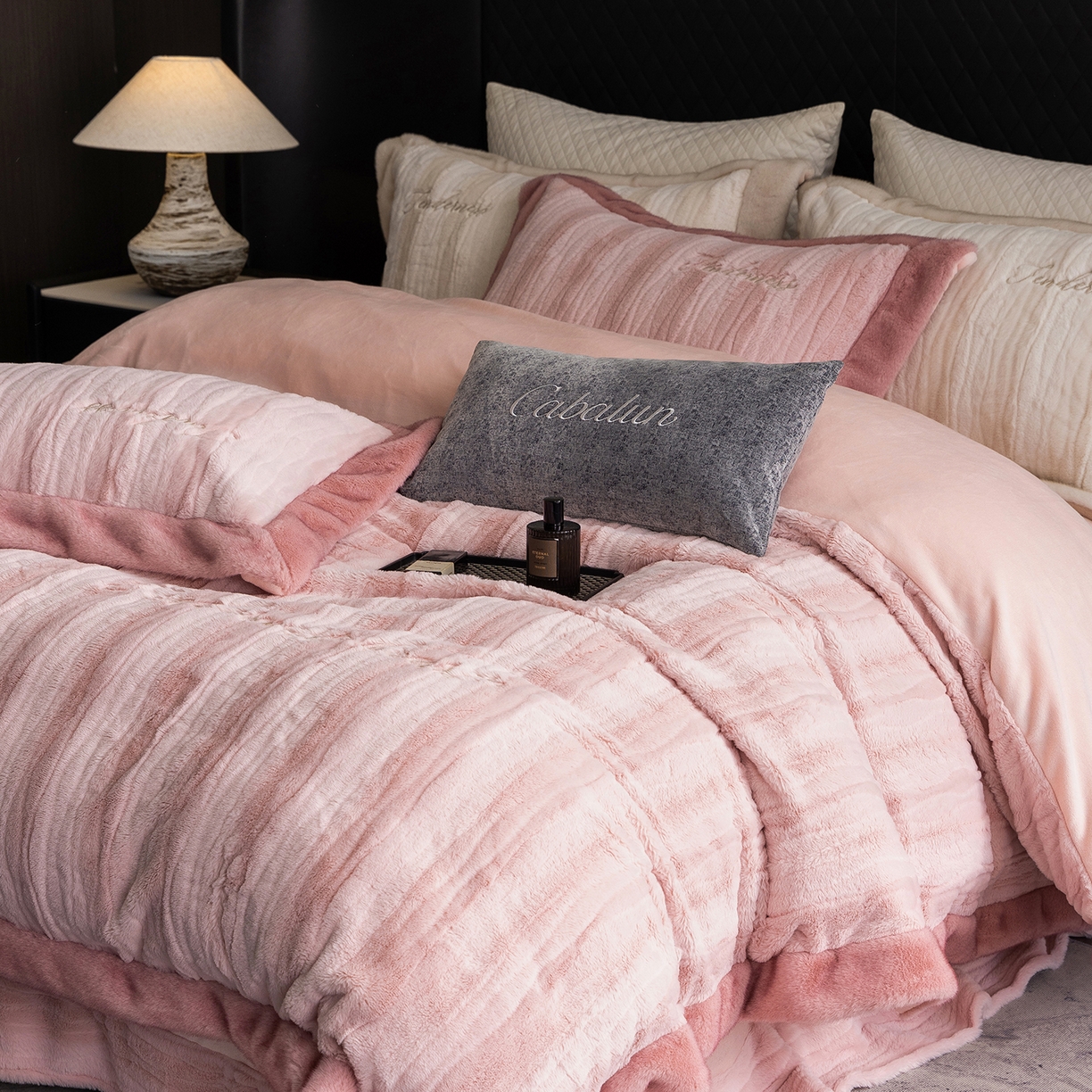 卡巴伦家纺 2025新款A版360克兔毛B版240克牛奶绒拼边580克欧貂四件套-帕奇 帕奇 樱花粉