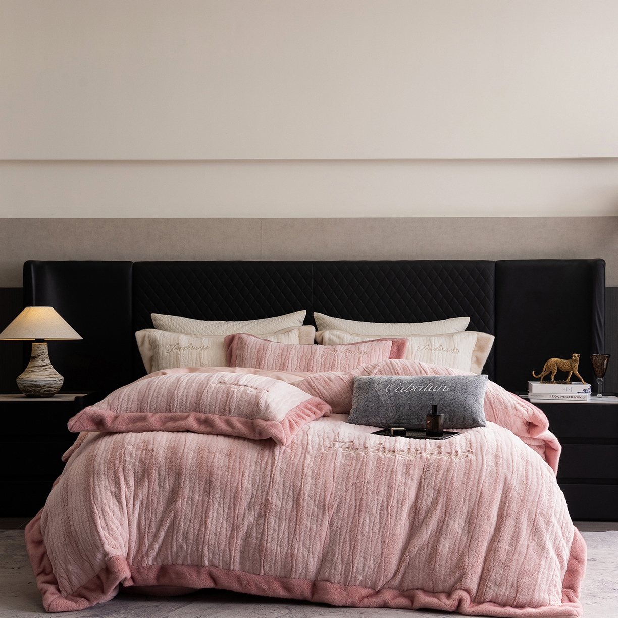 91家纺网 家纺一手货源 找家纺 卡巴伦家纺 2025新款A版360克兔毛B版240克牛奶绒拼边580克欧貂四件套-帕奇 帕奇 樱花粉