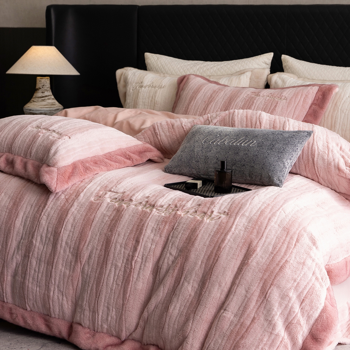 91家纺网 家纺一手货源 找家纺 卡巴伦家纺 2025新款A版360克兔毛B版240克牛奶绒拼边580克欧貂四件套-帕奇 帕奇 樱花粉