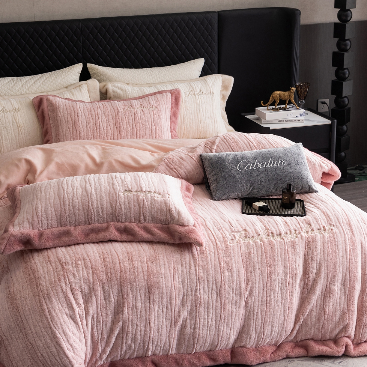 91家纺网 家纺一手货源 找家纺 卡巴伦家纺 2025新款A版360克兔毛B版240克牛奶绒拼边580克欧貂四件套-帕奇 帕奇 樱花粉