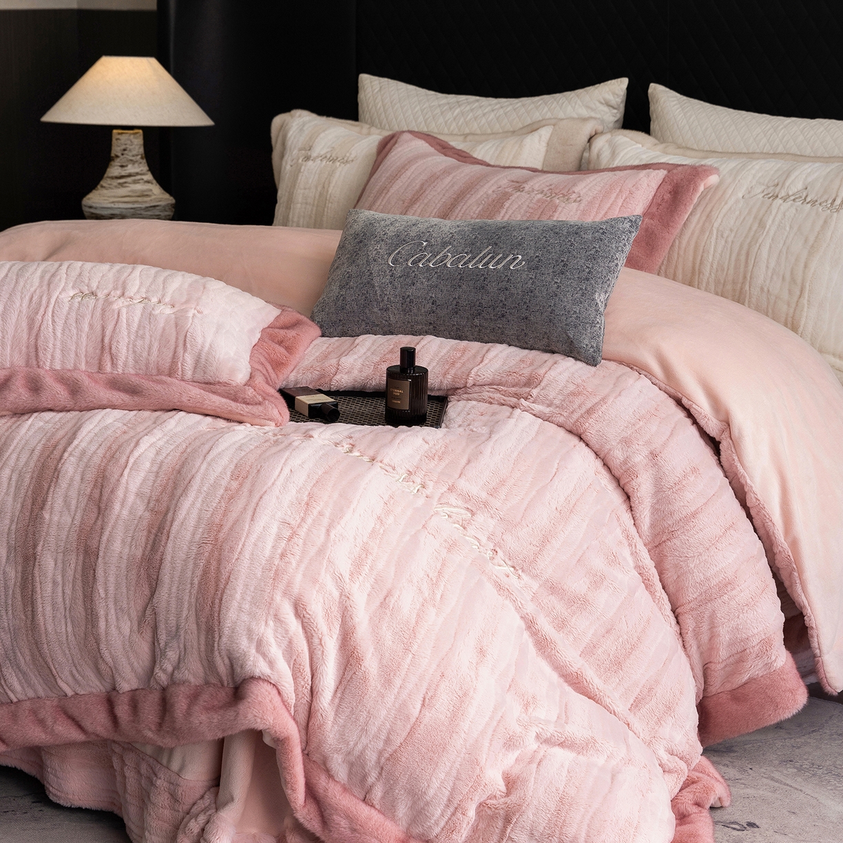 91家纺网 家纺一手货源 找家纺 卡巴伦家纺 2025新款A版360克兔毛B版240克牛奶绒拼边580克欧貂四件套-帕奇 帕奇 樱花粉