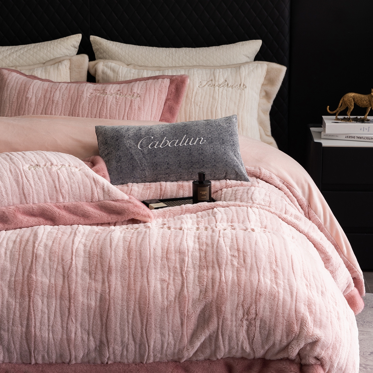 91家纺网 家纺一手货源 找家纺 卡巴伦家纺 2025新款A版360克兔毛B版240克牛奶绒拼边580克欧貂四件套-帕奇 帕奇 樱花粉