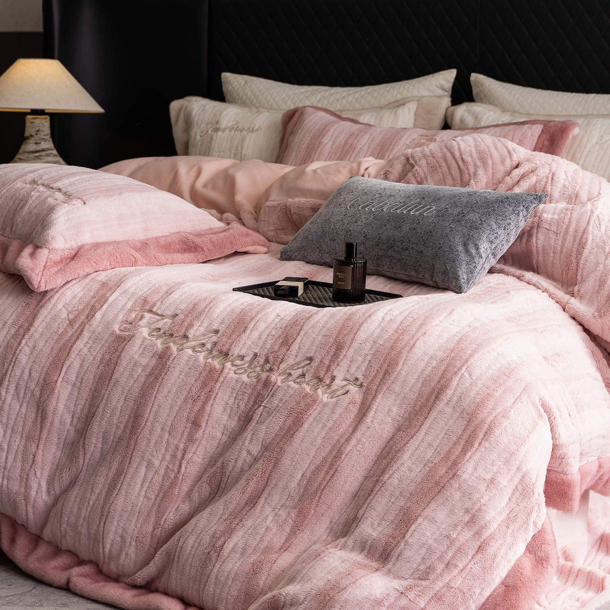 91家纺网 家纺一手货源 找家纺 卡巴伦家纺 2025新款A版360克兔毛B版240克牛奶绒拼边580克欧貂四件套-帕奇 帕奇 樱花粉