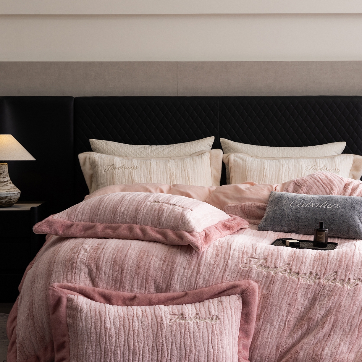 91家纺网 家纺一手货源 找家纺 卡巴伦家纺 2025新款A版360克兔毛B版240克牛奶绒拼边580克欧貂四件套-帕奇 帕奇 樱花粉