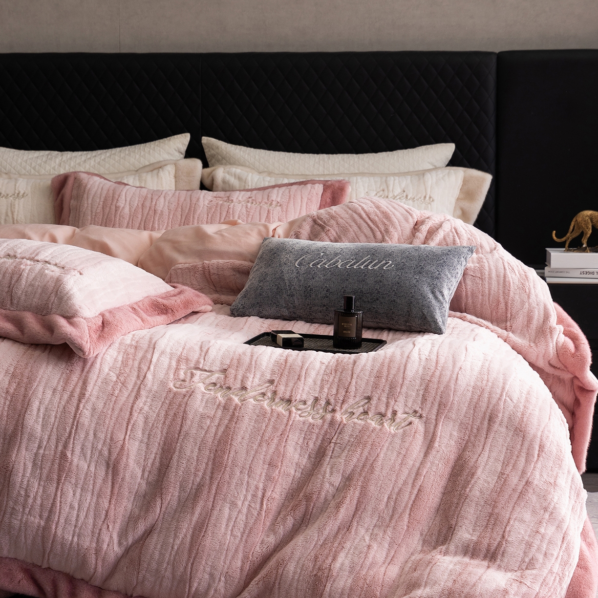 91家纺网 家纺一手货源 找家纺 卡巴伦家纺 2025新款A版360克兔毛B版240克牛奶绒拼边580克欧貂四件套-帕奇 帕奇 樱花粉