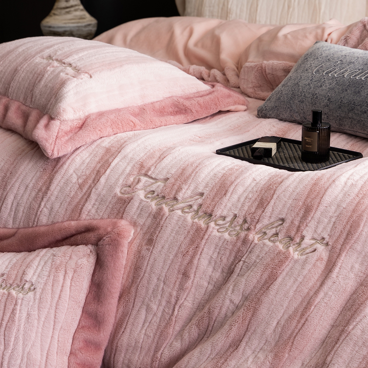 91家纺网 家纺一手货源 找家纺 卡巴伦家纺 2025新款A版360克兔毛B版240克牛奶绒拼边580克欧貂四件套-帕奇 帕奇 樱花粉