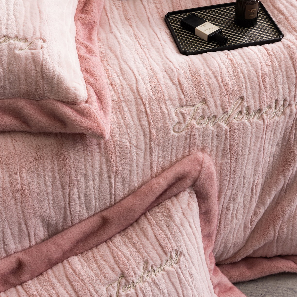 91家纺网 家纺一手货源 找家纺 卡巴伦家纺 2025新款A版360克兔毛B版240克牛奶绒拼边580克欧貂四件套-帕奇 帕奇 樱花粉