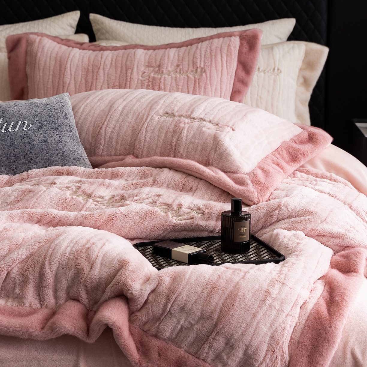 91家纺网 家纺一手货源 找家纺 卡巴伦家纺 2025新款A版360克兔毛B版240克牛奶绒拼边580克欧貂四件套-帕奇 帕奇 樱花粉