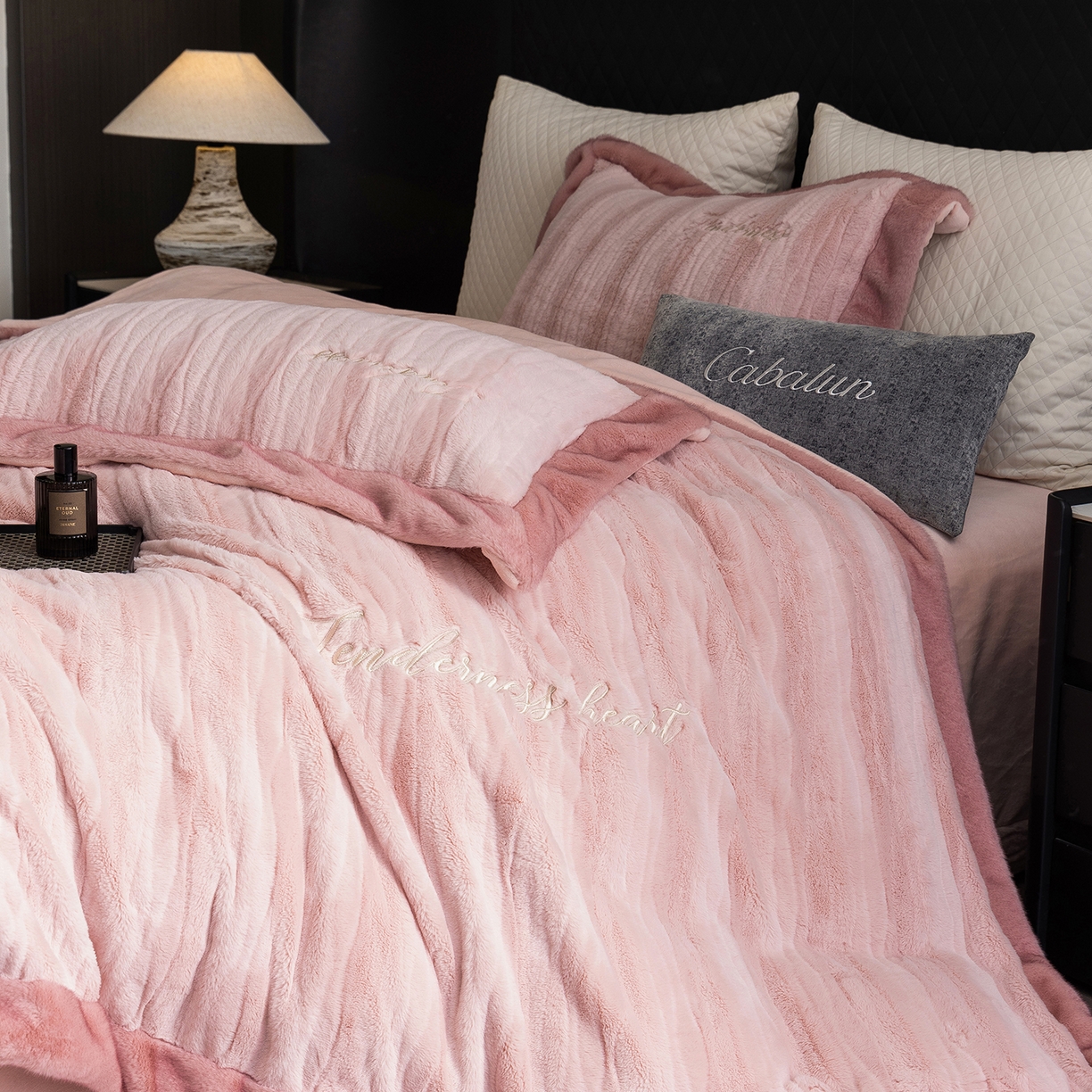 91家纺网 家纺一手货源 找家纺 卡巴伦家纺 2025新款A版360克兔毛B版240克牛奶绒拼边580克欧貂四件套-帕奇 帕奇 樱花粉