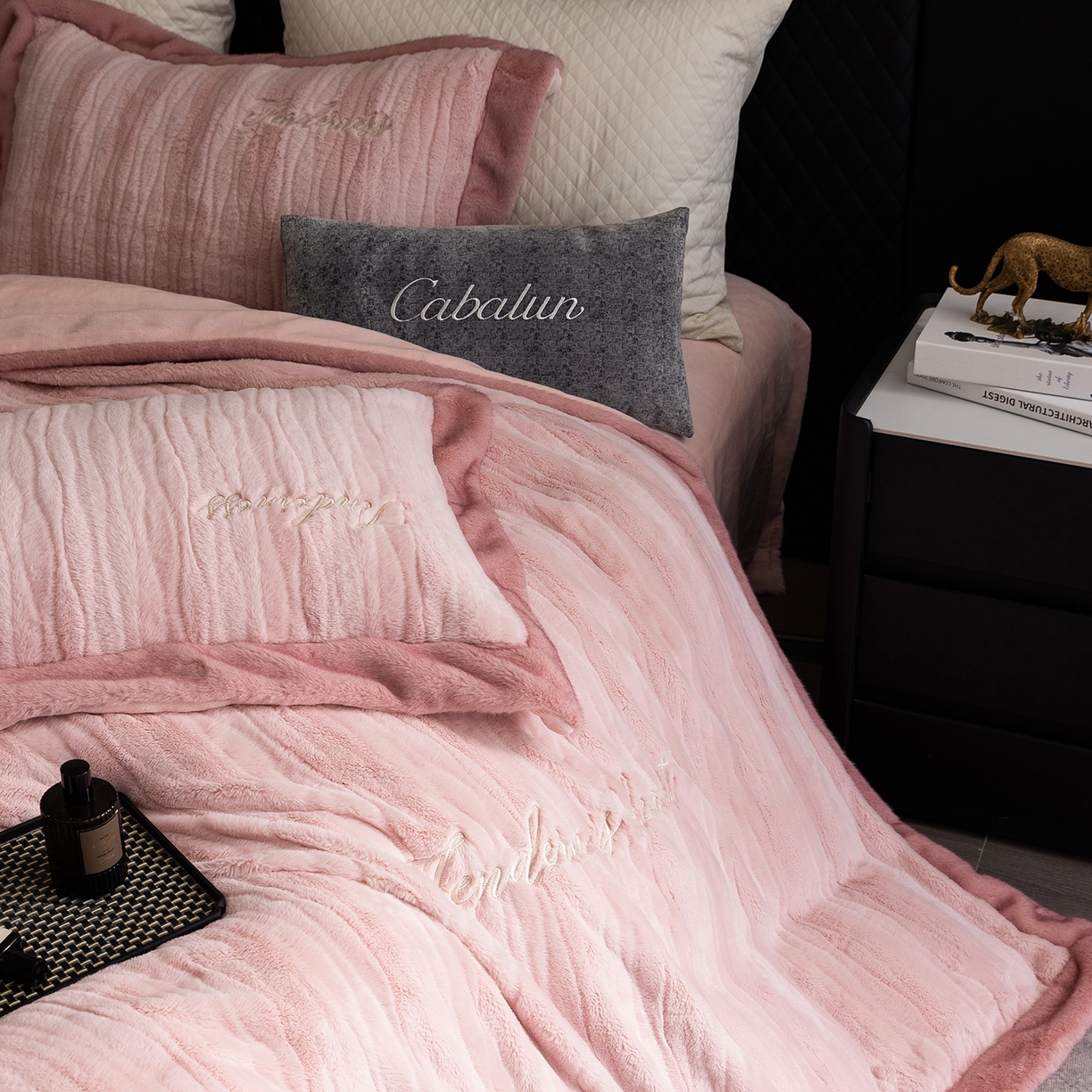 91家纺网 家纺一手货源 找家纺 卡巴伦家纺 2025新款A版360克兔毛B版240克牛奶绒拼边580克欧貂四件套-帕奇 帕奇 樱花粉