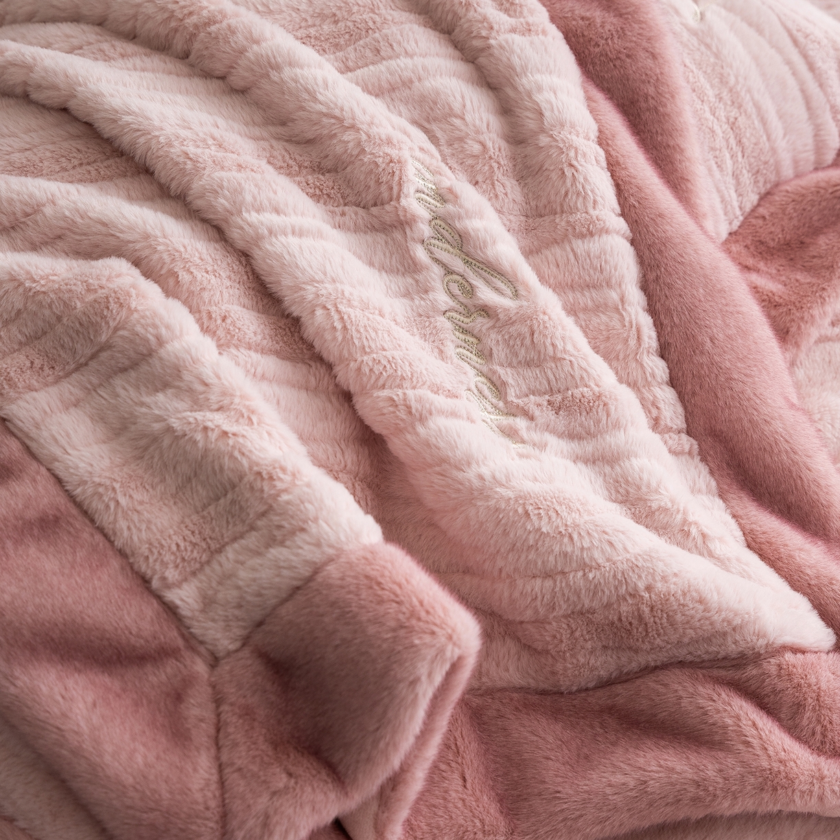 91家纺网 家纺一手货源 找家纺 卡巴伦家纺 2025新款A版360克兔毛B版240克牛奶绒拼边580克欧貂四件套-帕奇 帕奇 樱花粉