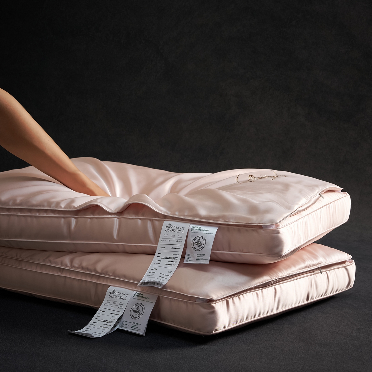 91家纺网 家纺一手货源 找家纺 乐可 2025新款七星丝润蚕丝双层枕枕头枕芯 七星蚕丝双层枕-粉