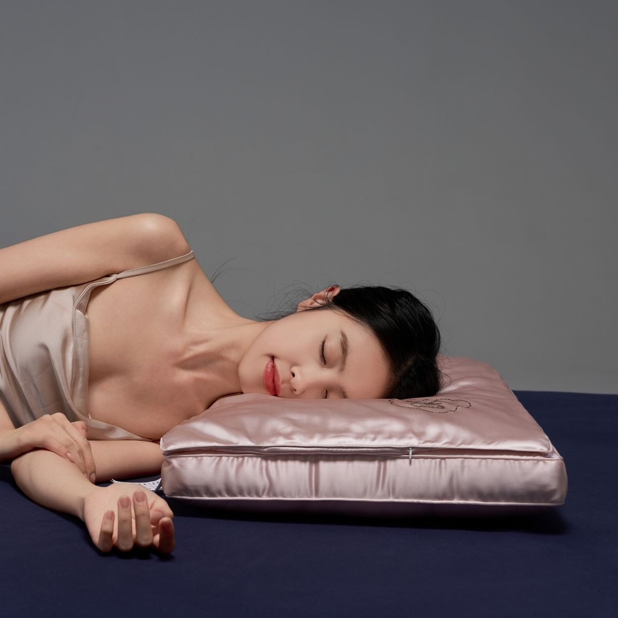 91家纺网 家纺一手货源 找家纺 乐可 2025新款七星丝润蚕丝双层枕枕头枕芯 七星蚕丝双层枕-粉