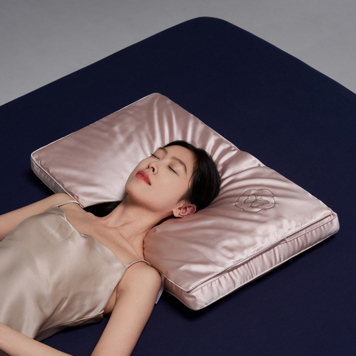 91家纺网 家纺一手货源 找家纺 乐可 2025新款七星丝润蚕丝双层枕枕头枕芯 七星蚕丝双层枕-粉