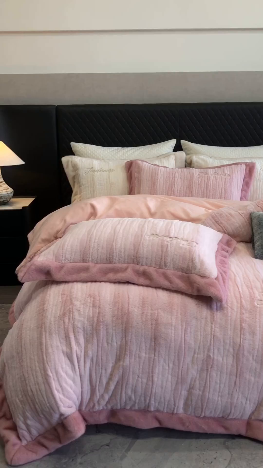 91家纺网 家纺一手货源 找家纺 卡巴伦家纺 2025新款A版360克兔毛B版240克牛奶绒拼边580克欧貂四件套-帕奇 帕奇 樱花粉