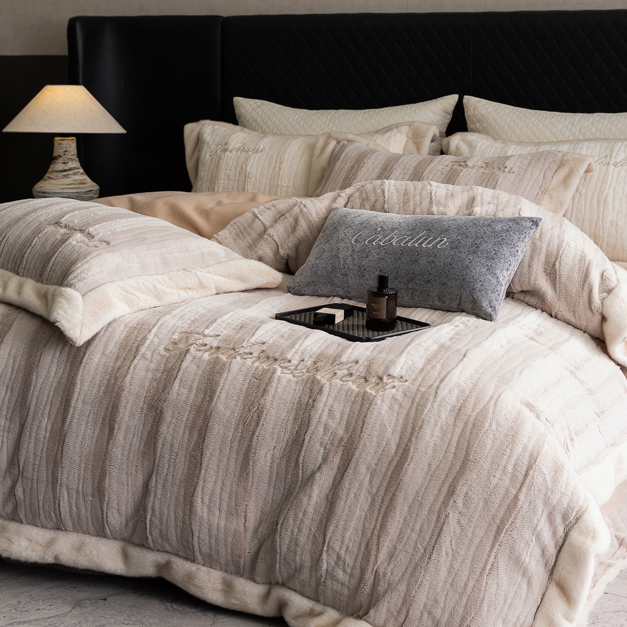 91家纺网 家纺一手货源 找家纺 卡巴伦家纺 2025新款A版360克兔毛B版240克牛奶绒拼边580克欧貂四件套-帕奇 帕奇-茶褐色