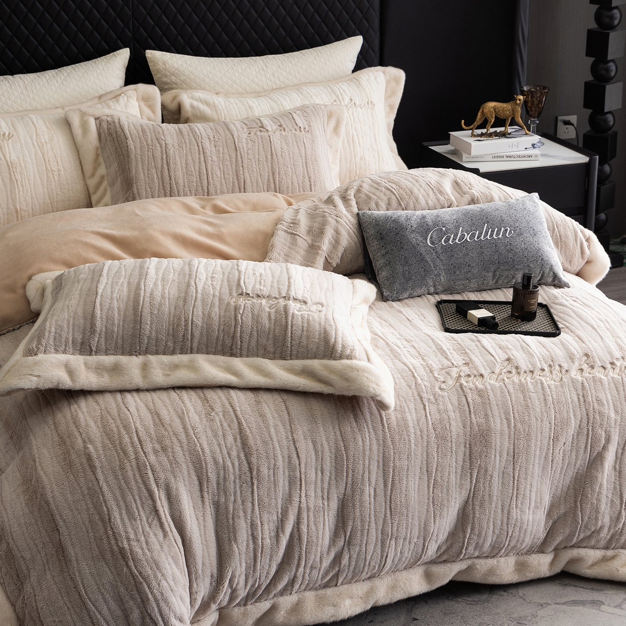 91家纺网 家纺一手货源 找家纺 卡巴伦家纺 2025新款A版360克兔毛B版240克牛奶绒拼边580克欧貂四件套-帕奇 帕奇-茶褐色