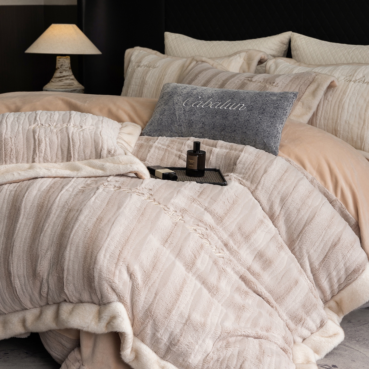 91家纺网 家纺一手货源 找家纺 卡巴伦家纺 2025新款A版360克兔毛B版240克牛奶绒拼边580克欧貂四件套-帕奇 帕奇-茶褐色