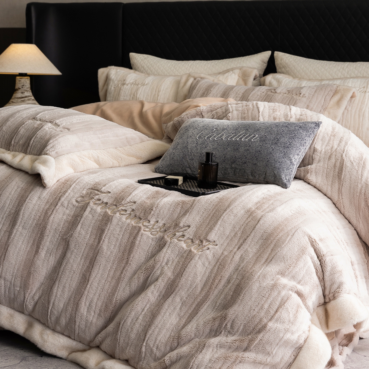 91家纺网 家纺一手货源 找家纺 卡巴伦家纺 2025新款A版360克兔毛B版240克牛奶绒拼边580克欧貂四件套-帕奇 帕奇-茶褐色