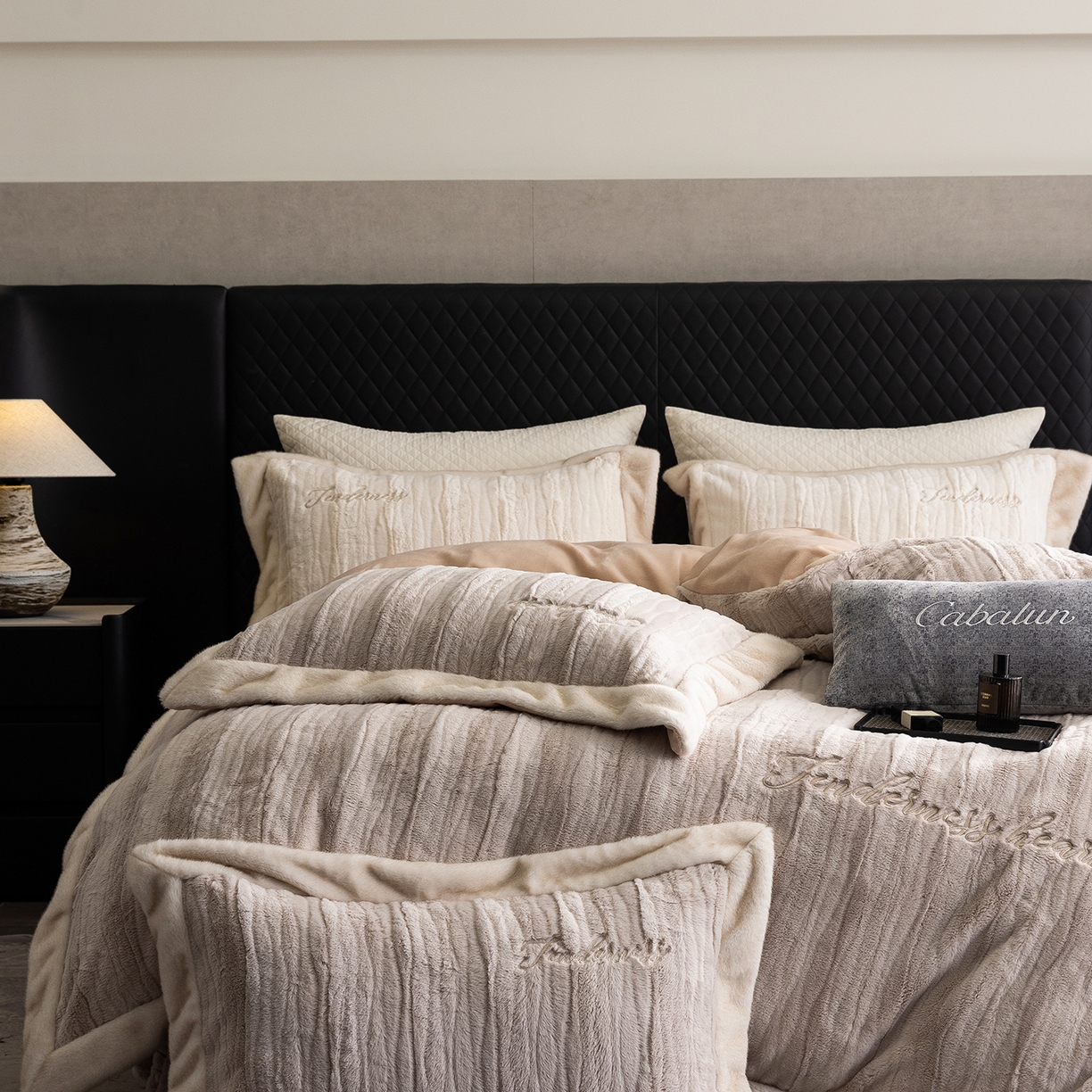 91家纺网 家纺一手货源 找家纺 卡巴伦家纺 2025新款A版360克兔毛B版240克牛奶绒拼边580克欧貂四件套-帕奇 帕奇-茶褐色