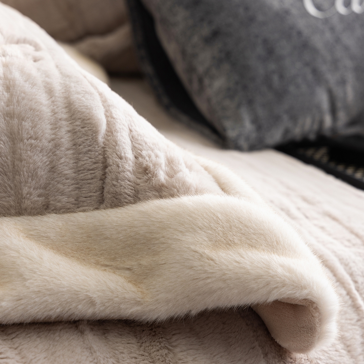 91家纺网 家纺一手货源 找家纺 卡巴伦家纺 2025新款A版360克兔毛B版240克牛奶绒拼边580克欧貂四件套-帕奇 帕奇-茶褐色