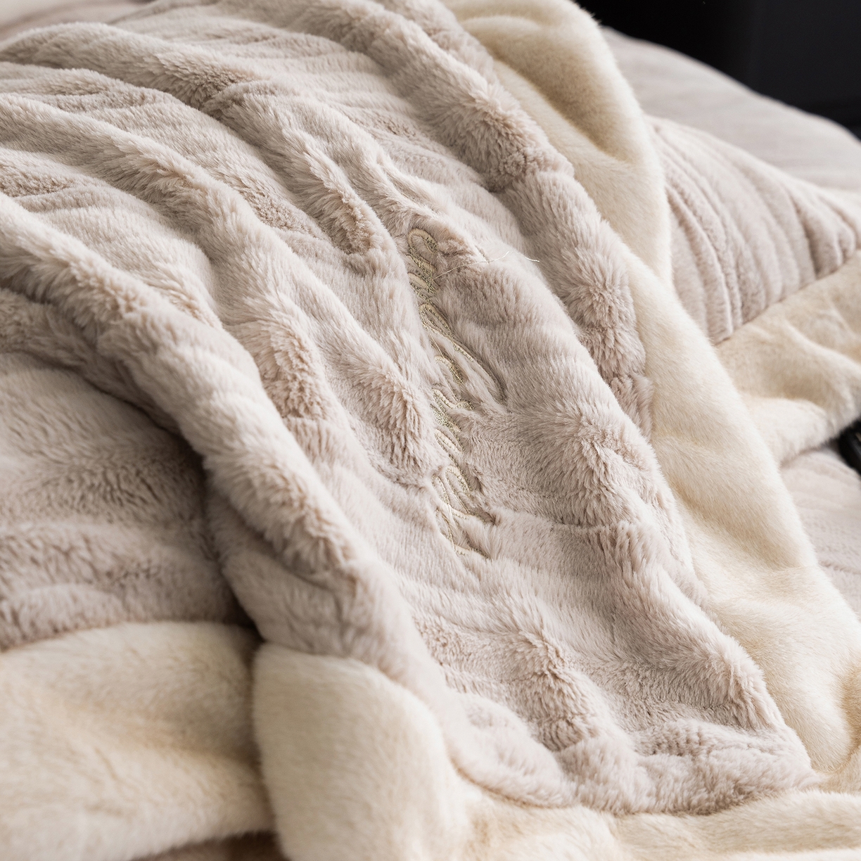 91家纺网 家纺一手货源 找家纺 卡巴伦家纺 2025新款A版360克兔毛B版240克牛奶绒拼边580克欧貂四件套-帕奇 帕奇-茶褐色