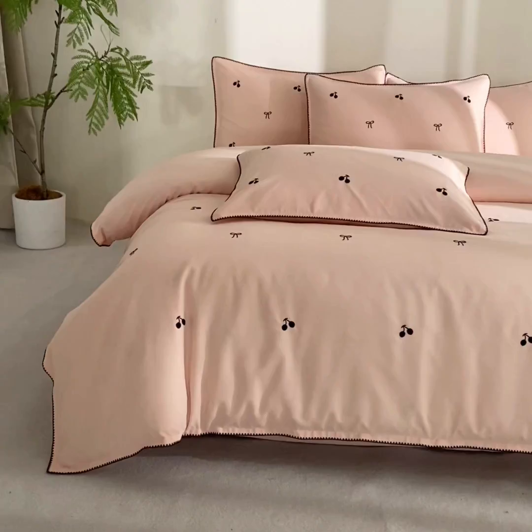 91家纺网 家纺一手货源 找家纺 花愿（原花纪） 2025新款水洗棉刺绣三角针四件套系列-芭提雅 芭提雅-樱花粉