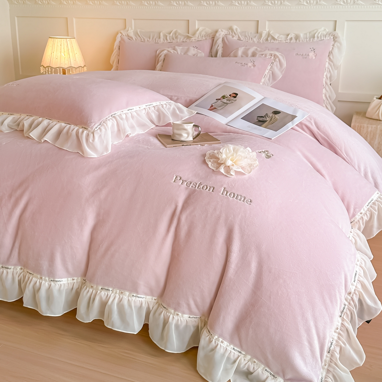 91家纺网 家纺一手货源 找家纺 （总）诺可 2025新款牛奶绒手工绣花蕾丝花边床盖款四件套-雪纷飞