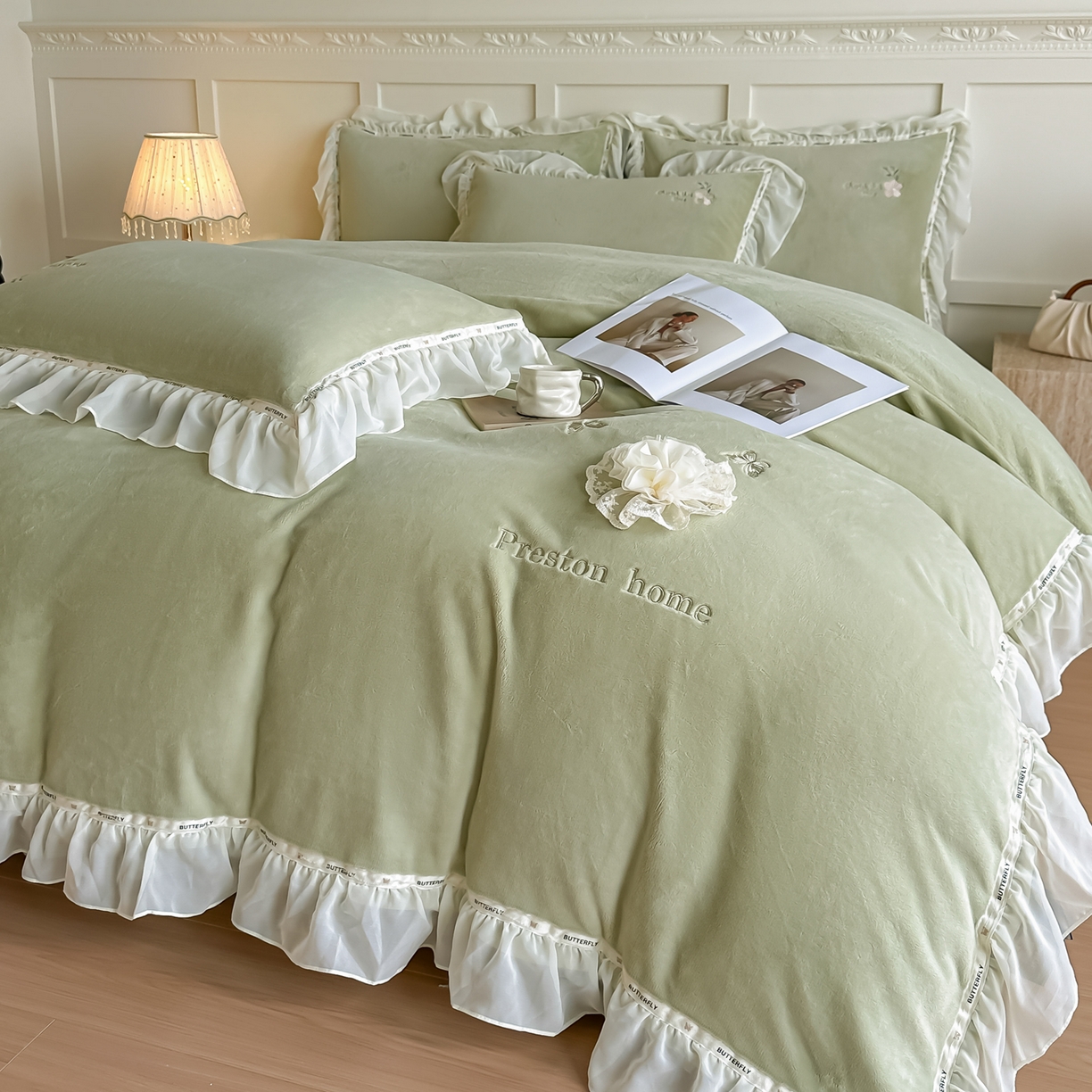 91家纺网 家纺一手货源 找家纺 （总）诺可 2025新款牛奶绒手工绣花蕾丝花边床盖款四件套-雪纷飞