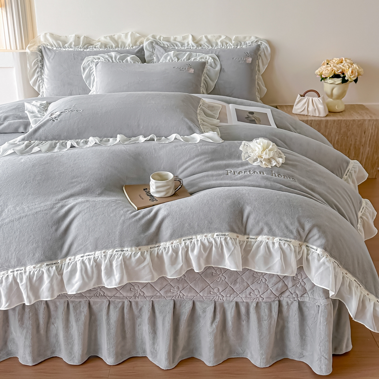 91家纺网 家纺一手货源 找家纺 （总）诺可 2025新款牛奶绒手工绣花蕾丝花边床盖款四件套-雪纷飞