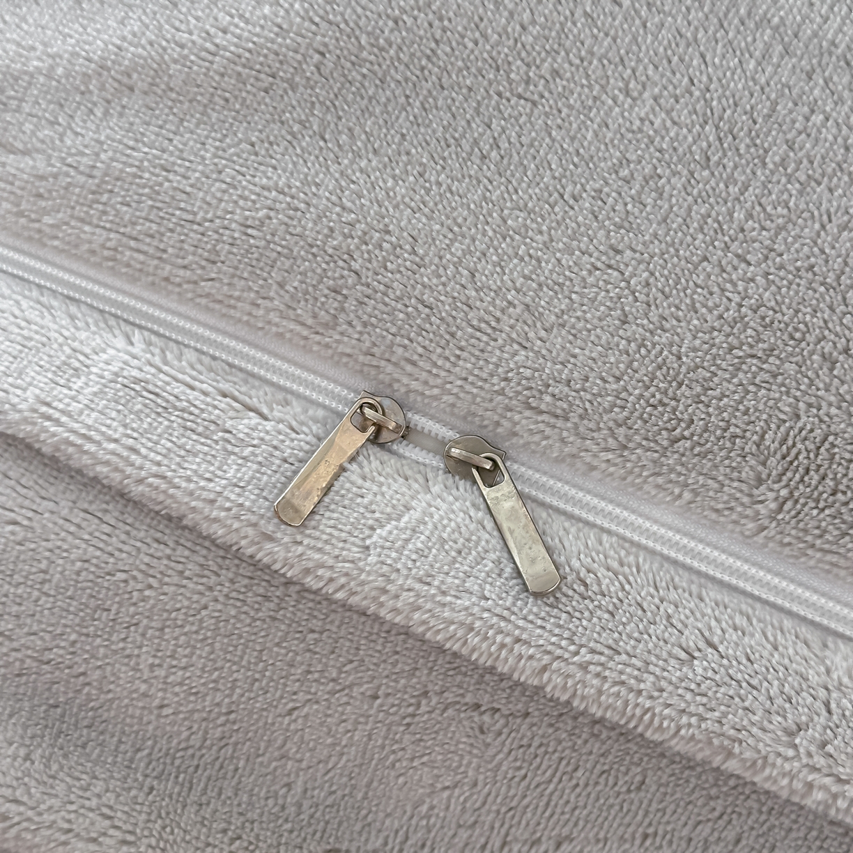 91家纺网 家纺一手货源 找家纺 （总）诺可 2025新款牛奶绒手工绣花蕾丝花边床盖款四件套-雪纷飞