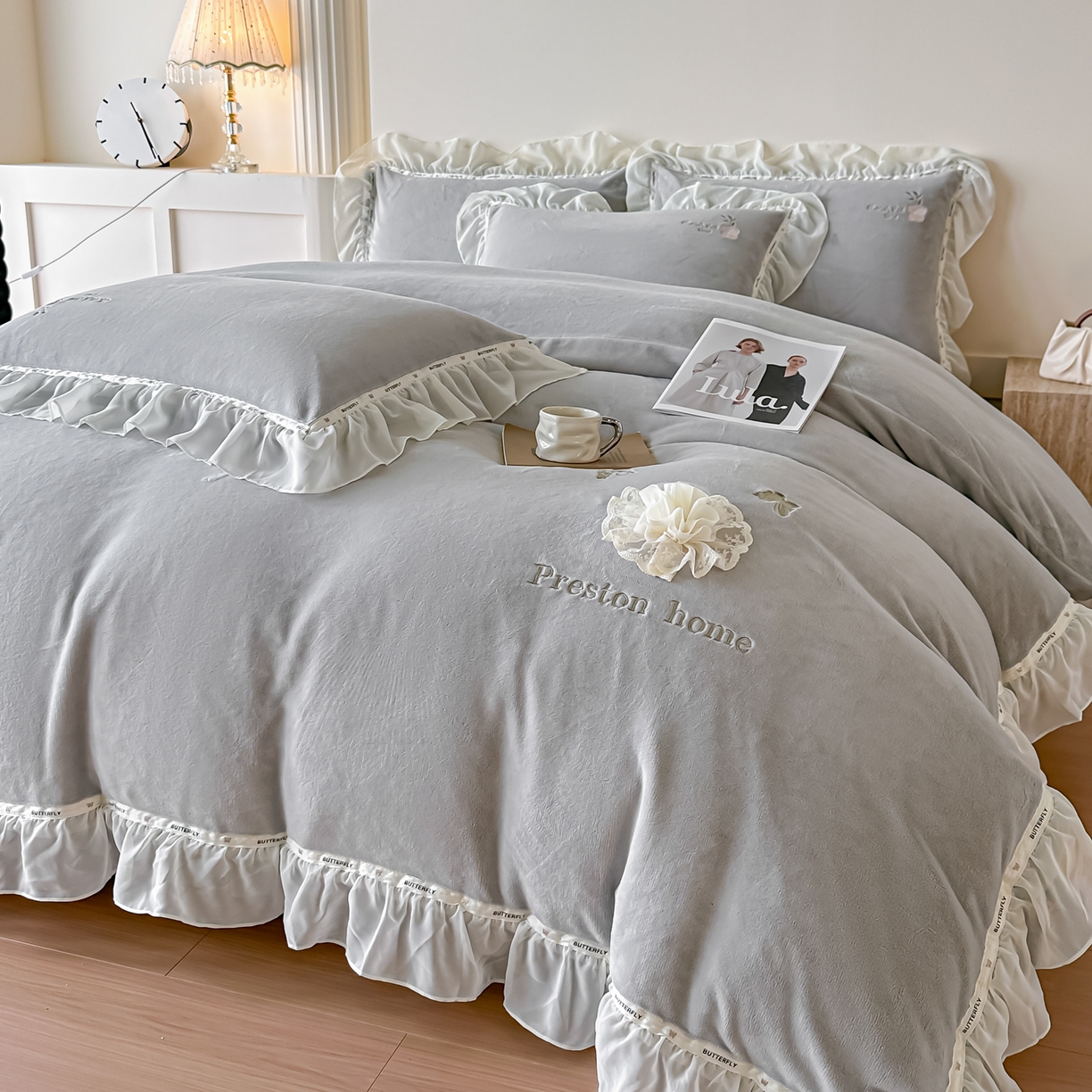 91家纺网 家纺一手货源 找家纺 （总）诺可 2025新款牛奶绒手工绣花蕾丝花边床盖款四件套-雪纷飞