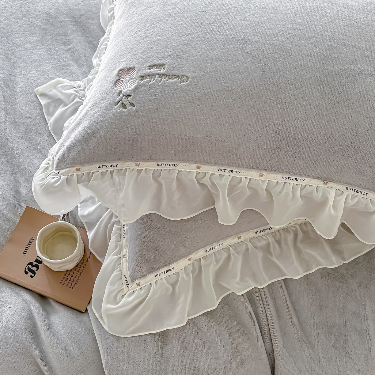 91家纺网 家纺一手货源 找家纺 （总）诺可 2025新款牛奶绒手工绣花蕾丝花边床盖款四件套-雪纷飞