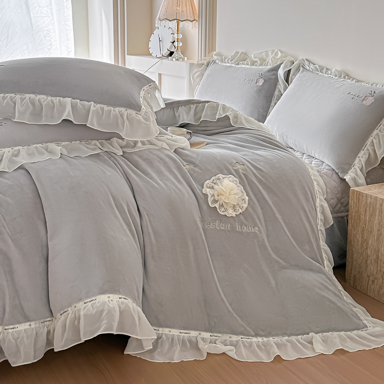 91家纺网 家纺一手货源 找家纺 （总）诺可 2025新款牛奶绒手工绣花蕾丝花边床盖款四件套-雪纷飞