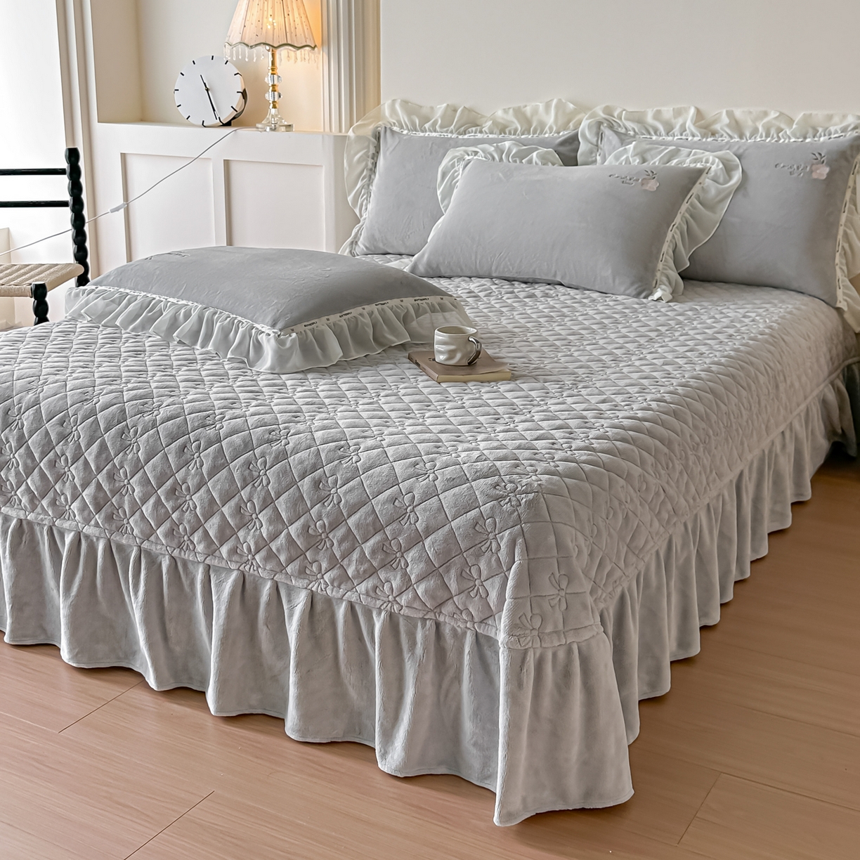 91家纺网 家纺一手货源 找家纺 （总）诺可 2025新款牛奶绒手工绣花蕾丝花边床盖款四件套-雪纷飞