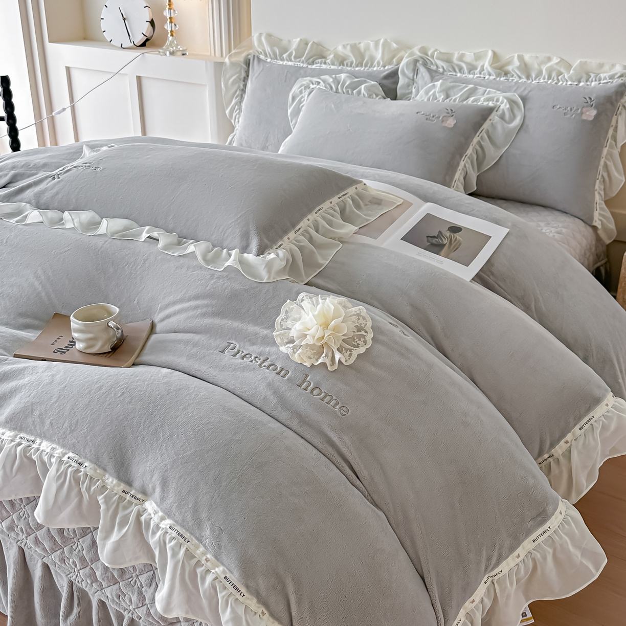 91家纺网 家纺一手货源 找家纺 （总）诺可 2025新款牛奶绒手工绣花蕾丝花边床盖款四件套-雪纷飞