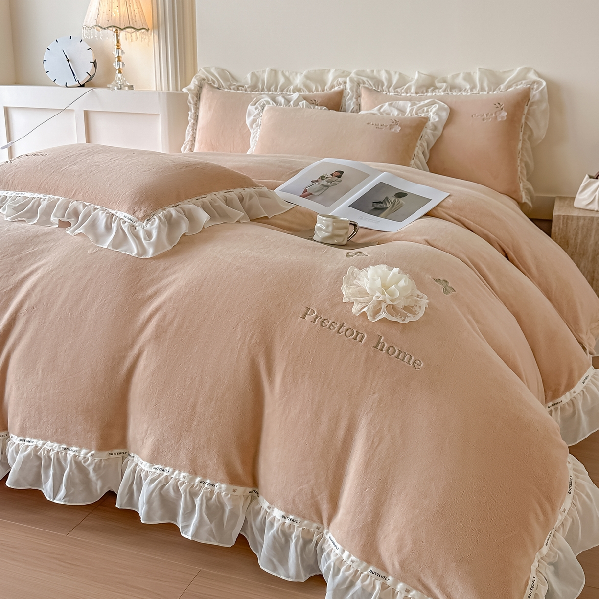 91家纺网 家纺一手货源 找家纺 （总）诺可 2025新款牛奶绒手工绣花蕾丝花边床盖款四件套-雪纷飞