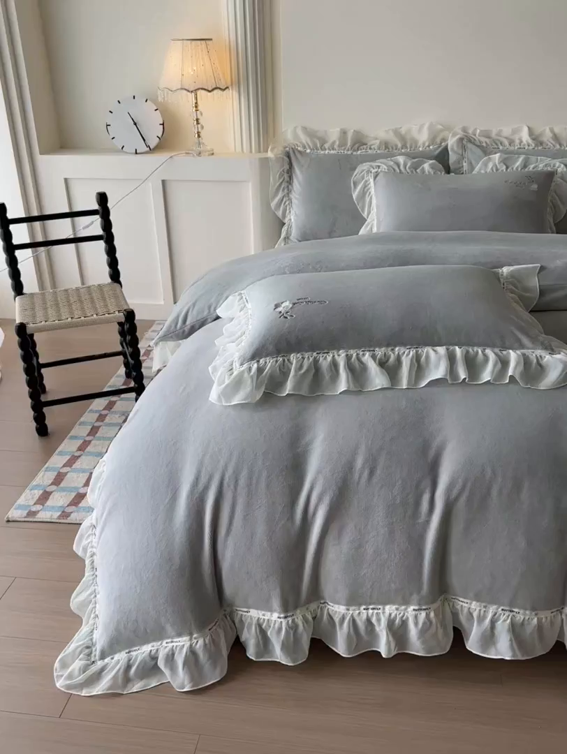 91家纺网 家纺一手货源 找家纺 （总）诺可 2025新款牛奶绒手工绣花蕾丝花边床盖款四件套-雪纷飞