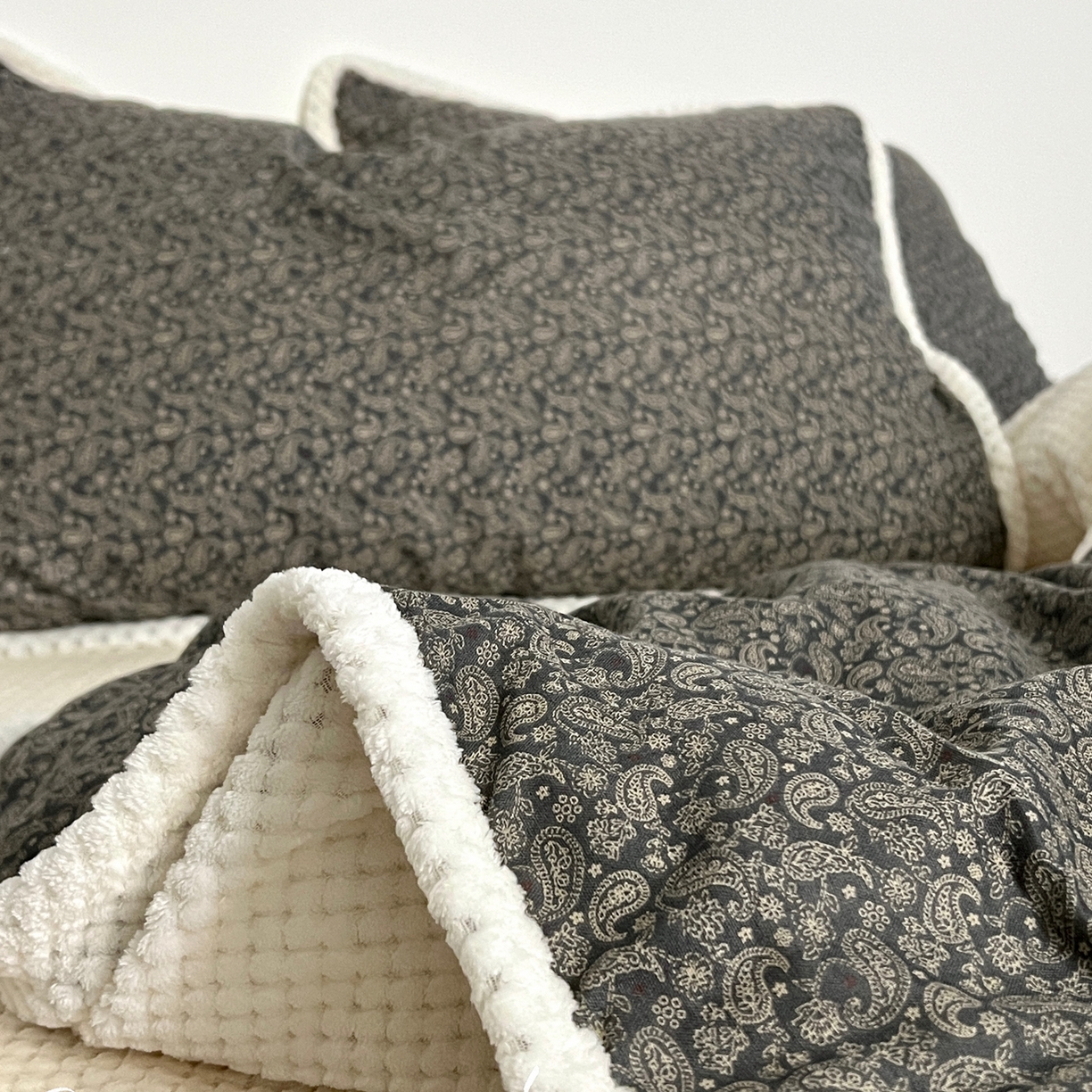 91家纺网 家纺一手货源 找家纺 荣轩 2025秋冬必备新品棉加绒华夫格提花绒工艺款四件套（铺床版） 巴洛克之夜