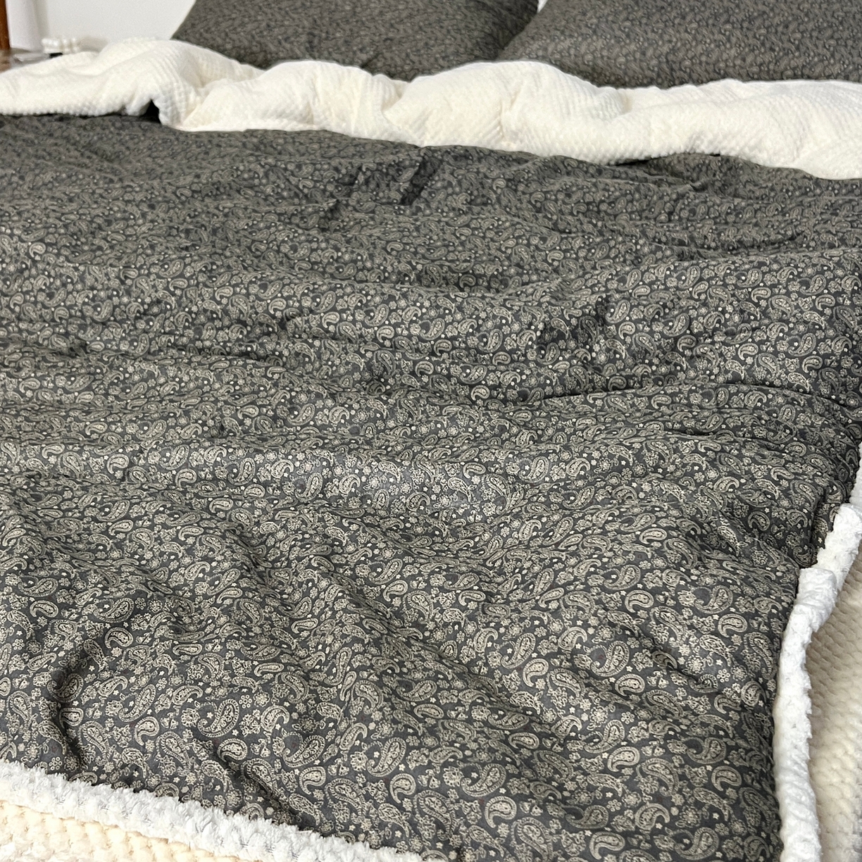 91家纺网 家纺一手货源 找家纺 荣轩 2025秋冬必备新品棉加绒华夫格提花绒工艺款四件套（铺床版） 巴洛克之夜