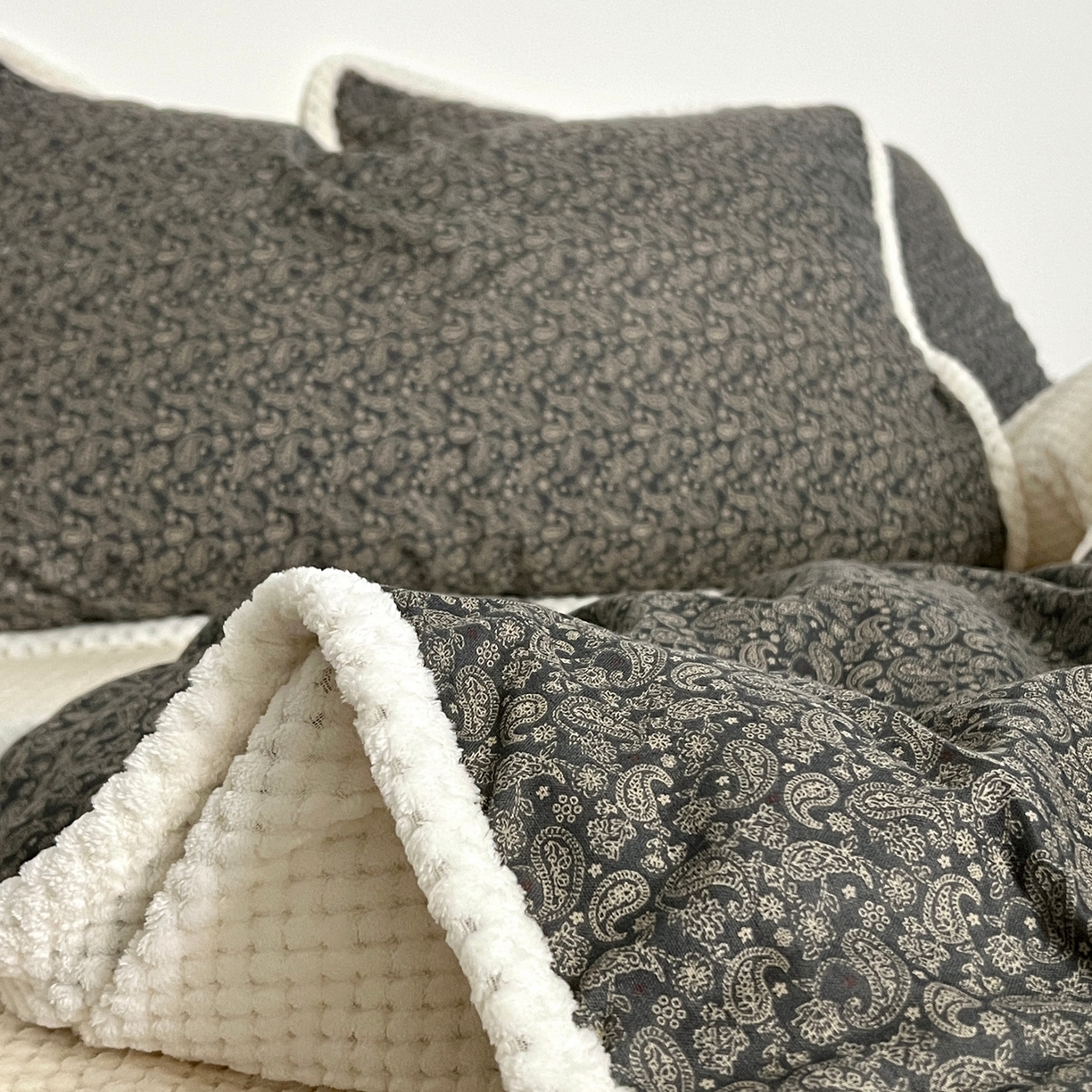 91家纺网 家纺一手货源 找家纺 荣轩 2025秋冬必备新品棉加绒华夫格提花绒工艺款四件套（铺床版） 巴洛克之夜